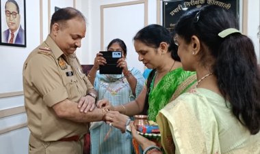 पुलिसकर्मियों को राखी बाँधकर मनाया रक्षाबंधन उत्सव