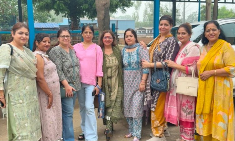 फेडरेशन ऑफ पंजाबी एसोसिएशन की मातृशक्ति ने गौशाला में की गौसेवा