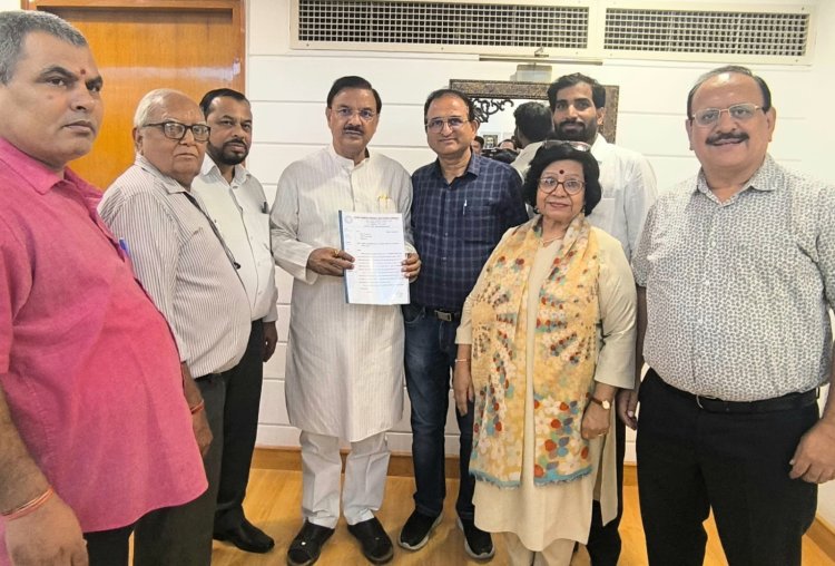 गुलमोहर मार्केट के दुकानदारों ने सांसद को मार्केट की समस्याओं से कराया अवगत