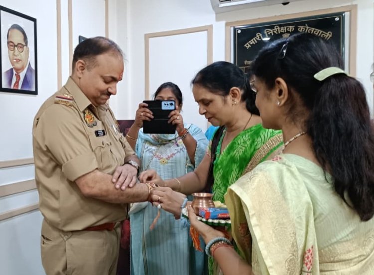 पुलिसकर्मियों को राखी बाँधकर मनाया रक्षाबंधन उत्सव