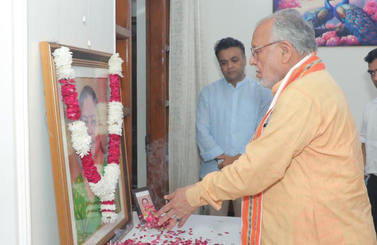 वित्त एवं संसदीय कार्य मंत्री सुरेश खन्ना ने पूर्व राज्यपाल कलराज मिश्र की धर्मपत्नी को श्रद्धासुमन अर्पित किए