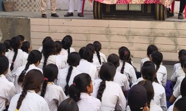 गांधी-शास्त्री जयंती पर बी.एस. मेमोरियल स्कूल में सपा नेताओं  ने बच्चों को दिए पुरस्कार