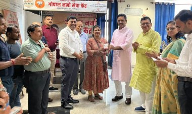 गोपाल नमो सेवा केंद्र पर समाज कल्याण मंत्री और भाजपा राष्ट्रीय प्रवक्ता ने वितरित किए आयुष्मान और ई-श्रम कार्ड 