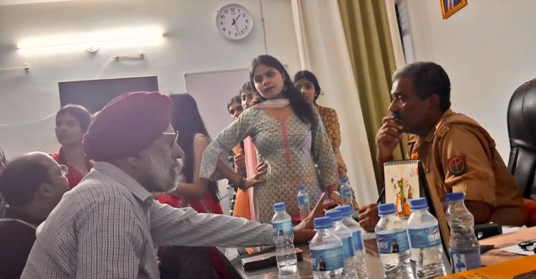अम्रपाली जोडियाक में बिना नंबर प्लेट की कार से हंगामा, कई गाड़ियों को नुकसान, FIR दर्ज